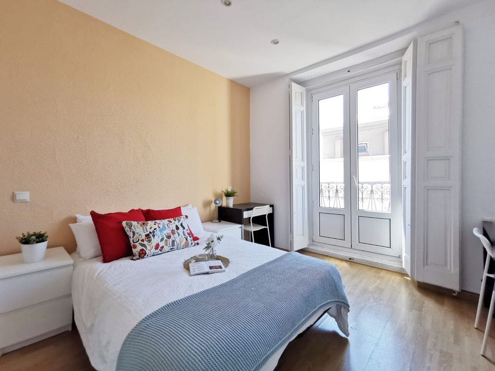 Private room for rent for €690 per month in Madrid, Calle de Redondilla