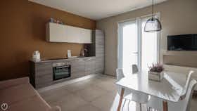 Appartement te huur voor € 1.860 per maand in Marone, Via Provinciale