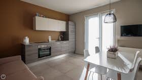 公寓 正在以 €1,860 的月租出租，其位于 Marone, Via Provinciale