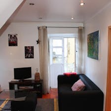 Apartment for rent for €1,150 per month in Lisbon, Calçada do Tijolo