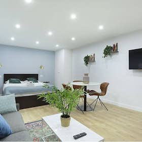 Apartment for rent for €3,250 per month in Paris, Rue du Caire