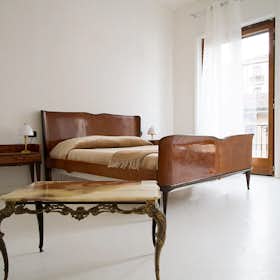 Apartment for rent for €1,749 per month in Milan, Via Olmetto