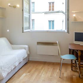 Studio for rent for €1,550 per month in Paris, Rue Saint-Denis
