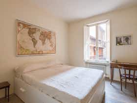 Appartement te huur voor € 2.100 per maand in Rome, Via del Pozzuolo