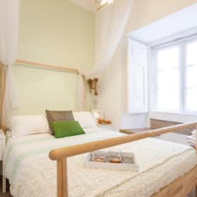 Apartment for rent for €700 per month in Lisbon, Rua das Flores de Santa Cruz