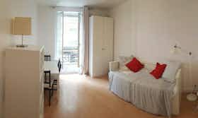 Studio for rent for €1,350 per month in Paris, Rue Sainte-Anne