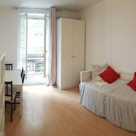 Studio for rent for €1,350 per month in Paris, Rue Sainte-Anne