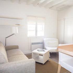 Studio for rent for €1,450 per month in Paris, Rue Tiquetonne