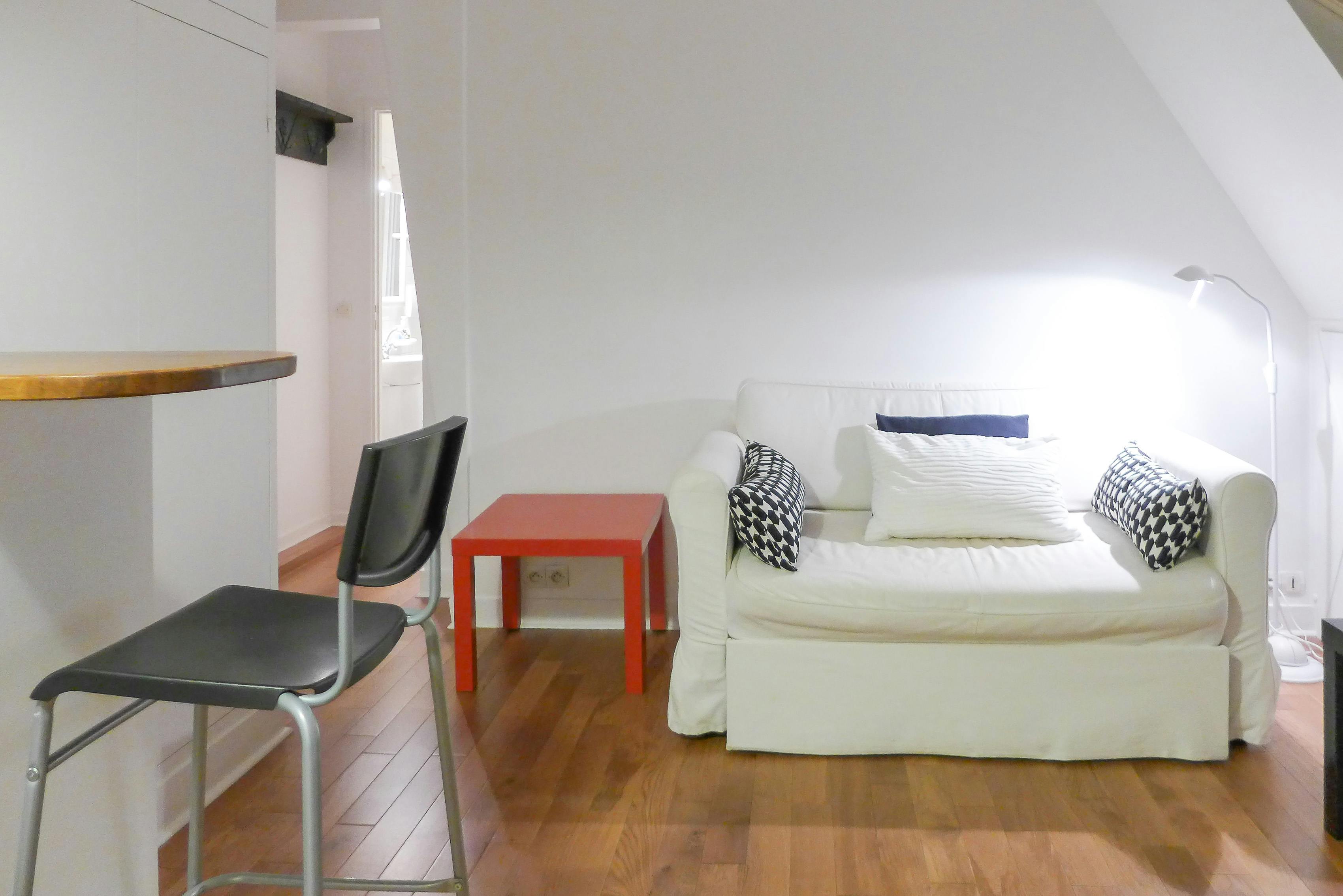 Apartment for rent for €2,050 per month in Paris, Rue Vaneau