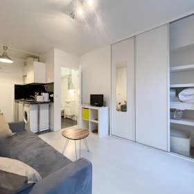 Studio for rent for €1,400 per month in Paris, Rue Réaumur