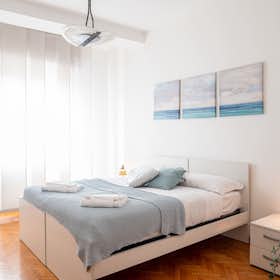 Apartment for rent for €1,750 per month in Milan, Via Valassina