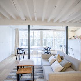 Apartment for rent for €2,325 per month in Paris, Boulevard des Filles du Calvaire