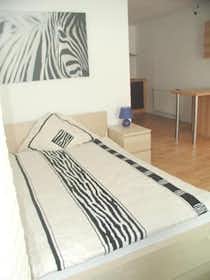 Appartement te huur voor € 770 per maand in Frankfurt am Main, Coburger Weg