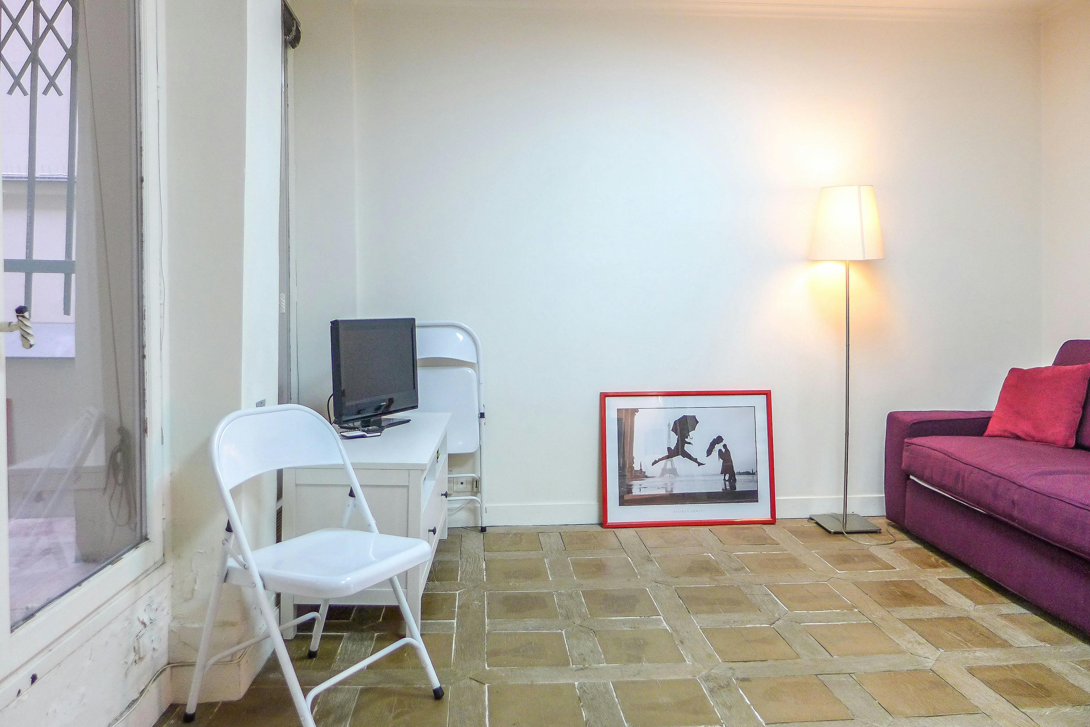 Studio for rent for €1,300 per month in Paris, Rue des Petits-Carreaux