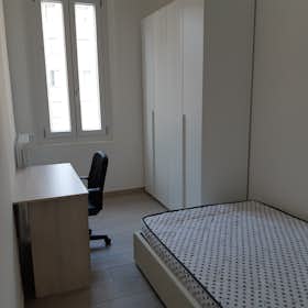 Cameră privată de închiriat pentru 300 EUR pe lună în Parma, Via Novara