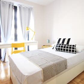 Private room for rent for €615 per month in Madrid, Calle de Alcalá