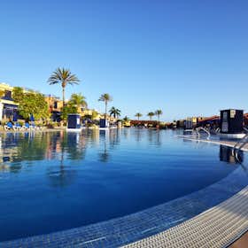 房源 正在以 €2,700 的月租出租，其位于 Las Palmas de Gran Canaria, Calle Mar Caspio