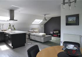 Appartement te huur voor € 1.190 per maand in Sint-Pieters-Leeuw, Brabantsebaan