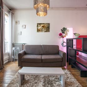 Studio for rent for €1,685 per month in Paris, Rue du Temple