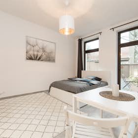 Studio for rent for €1,450 per month in Berlin, Karl-Marx-Straße