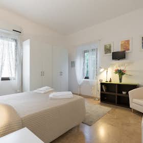 Apartment for rent for €1,400 per month in Florence, Via Gaspare Luigi Spontini