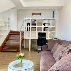 Apartment for rent for €2,290 per month in Berlin, Lychener Straße