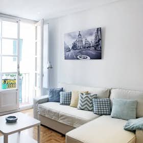 Apartment for rent for €2,945 per month in Madrid, Carrera de San Jerónimo