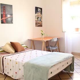 私人房间 正在以 €270 的月租出租，其位于 Granada, Calle Pedro Antonio de Alarcón