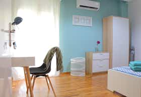 私人房间 正在以 €300 的月租出租，其位于 Athens, Boukouvala