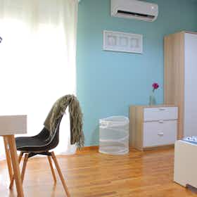 私人房间 正在以 €300 的月租出租，其位于 Athens, Boukouvala