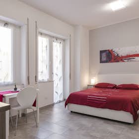 Studio for rent for €1,500 per month in Bologna, Via Irnerio