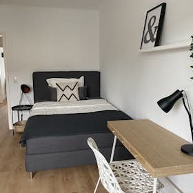 Apartment for rent for €1,890 per month in Köln, Waldecker Straße