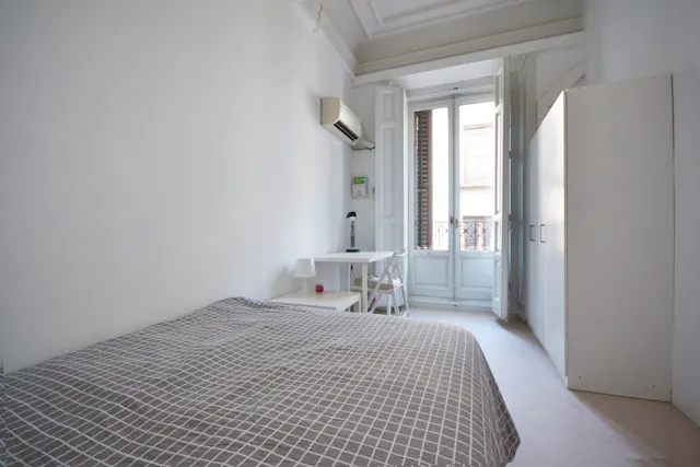 Private room in Calle de las Fuentes, Madrid (1034220) room image 1