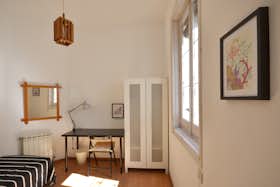 Private room for rent for €750 per month in Madrid, Calle de las Fuentes