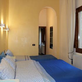 Apartment for rent for €1,900 per month in Florence, Via Guelfa
