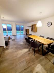 Casa para alugar por € 4.500 por mês em Pilsting, Stadlwiesen