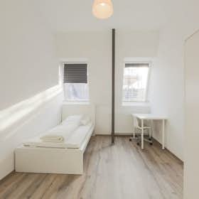 Private room for rent for €700 per month in Berlin, Kottbusser Damm