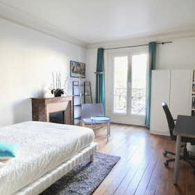 Private room for rent for €1,070 per month in Paris, Boulevard Exelmans