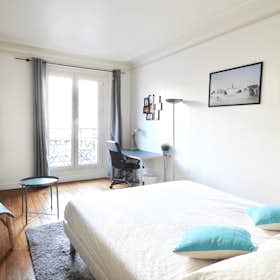 Private room for rent for €1,070 per month in Paris, Boulevard Exelmans