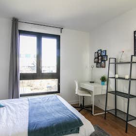 Приватна кімната за оренду для 720 EUR на місяць у Rueil-Malmaison, Avenue d'Alsace-Lorraine