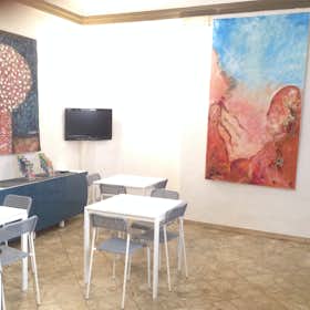 Mehrbettzimmer zu mieten für 450 € pro Monat in Siena, Via del Porrione