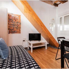Apartment for rent for €950 per month in Madrid, Calle de Lavapiés