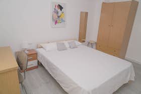 Private room for rent for €440 per month in Málaga, Calle Tomás Escalonilla