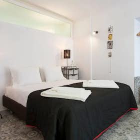 Apartment for rent for €3,300 per month in Lisbon, Calçada de São Vicente