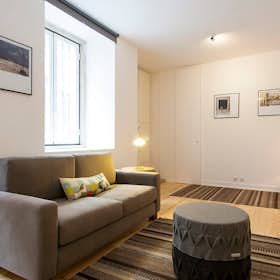 Apartment for rent for €3,300 per month in Lisbon, Rua do Sol a Santa Catarina