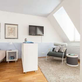 Studio for rent for €1,460 per month in Köln, Werderstraße