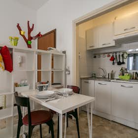 Studio for rent for €790 per month in Milan, Via Romolo Bitti
