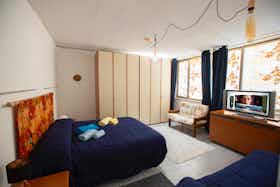 Appartement te huur voor € 1.450 per maand in Turin, Via Luigi Galvani