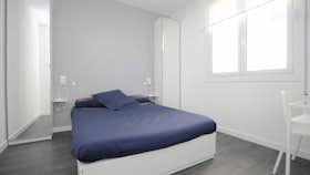 Private room for rent for €925 per month in Barcelona, Avinguda del Paral.lel