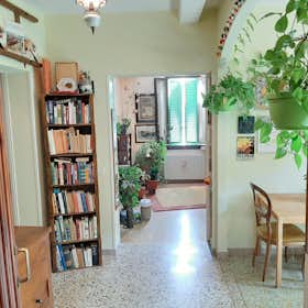 私人房间 正在以 €350 的月租出租，其位于 Siena, Strada Statale di Ponente